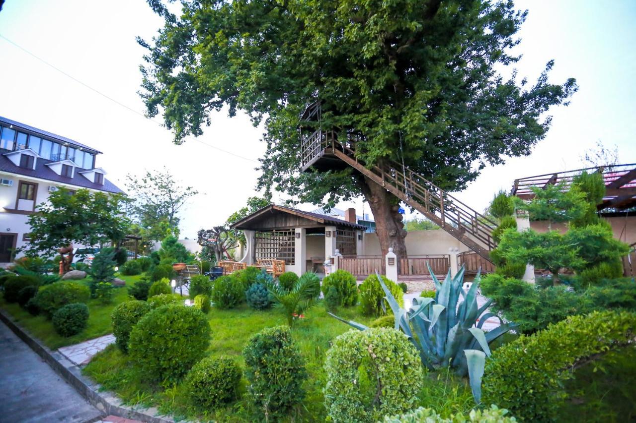 Garden Hotel Koetaisi Buitenkant foto