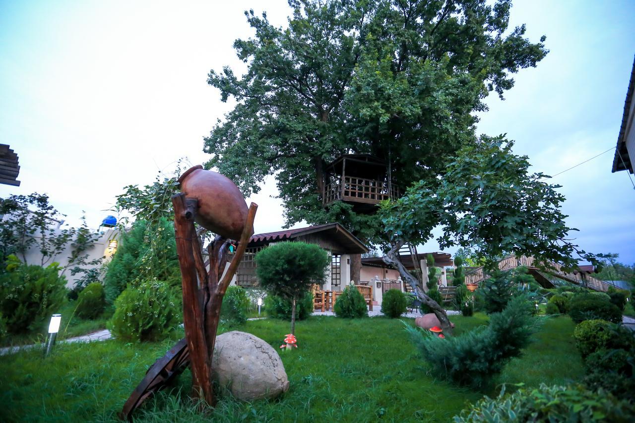 Garden Hotel Koetaisi Buitenkant foto