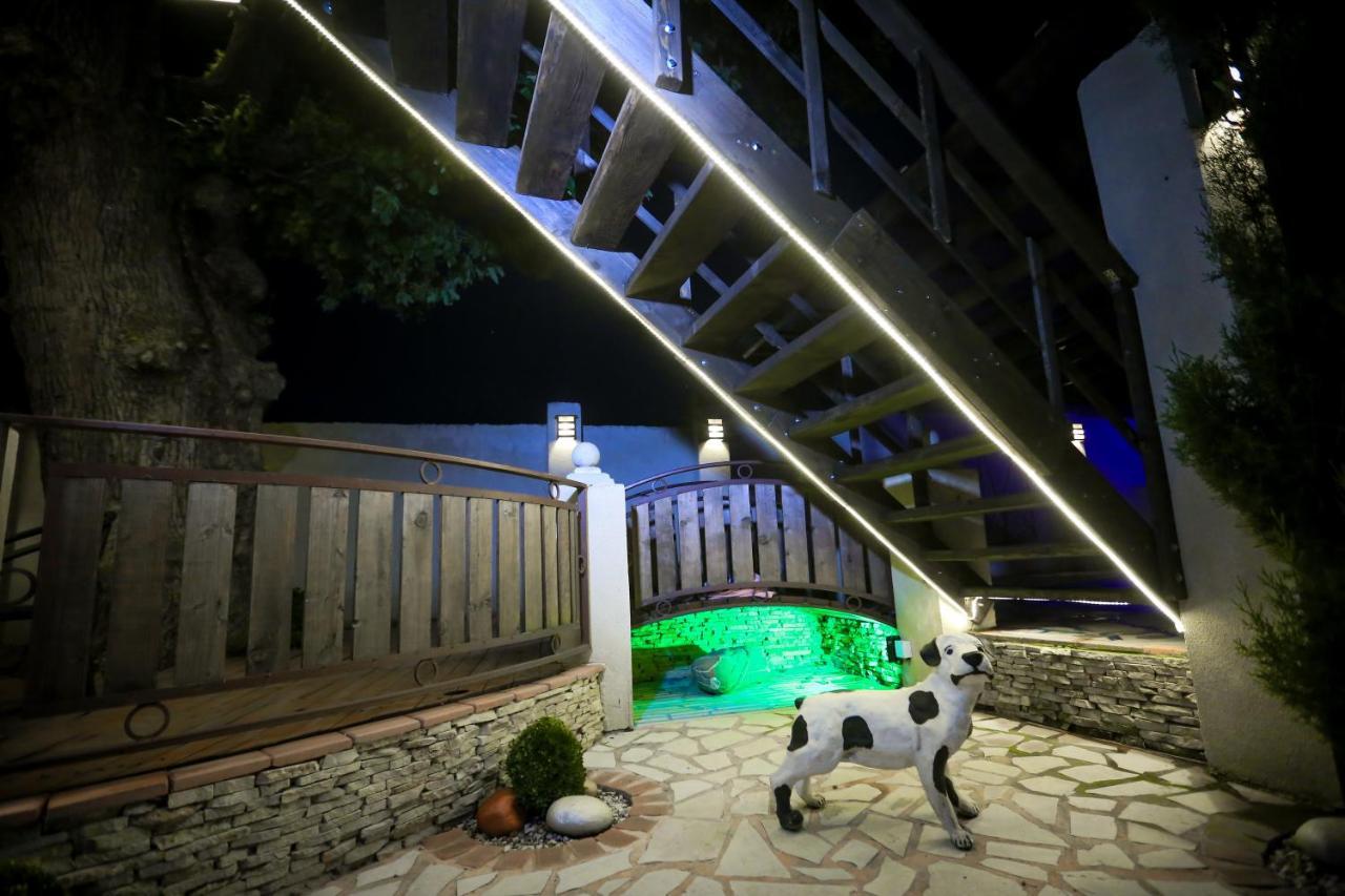 Garden Hotel Koetaisi Buitenkant foto