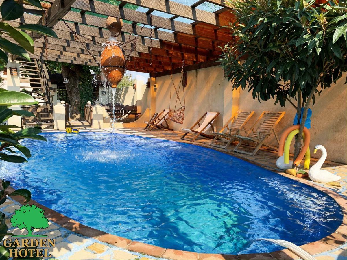Garden Hotel Koetaisi Buitenkant foto