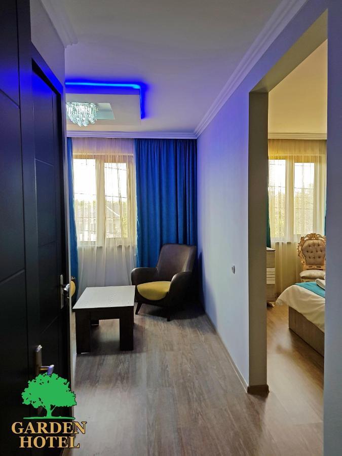 Garden Hotel Koetaisi Buitenkant foto