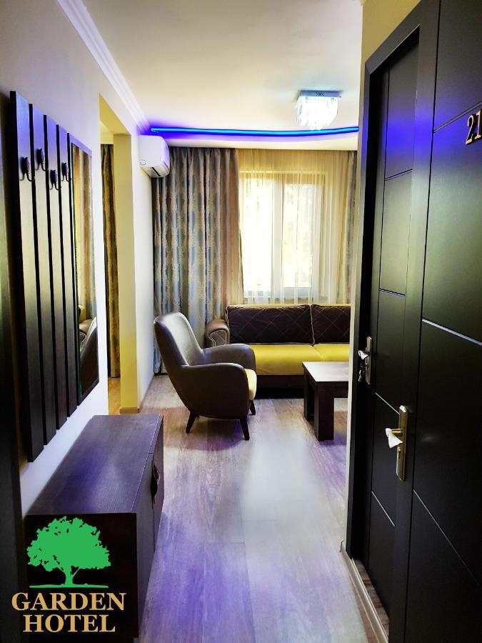Garden Hotel Koetaisi Buitenkant foto